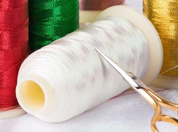 Metallic Thread 1000m-color:3015 (Iridescent White aka Mother Pearl)
